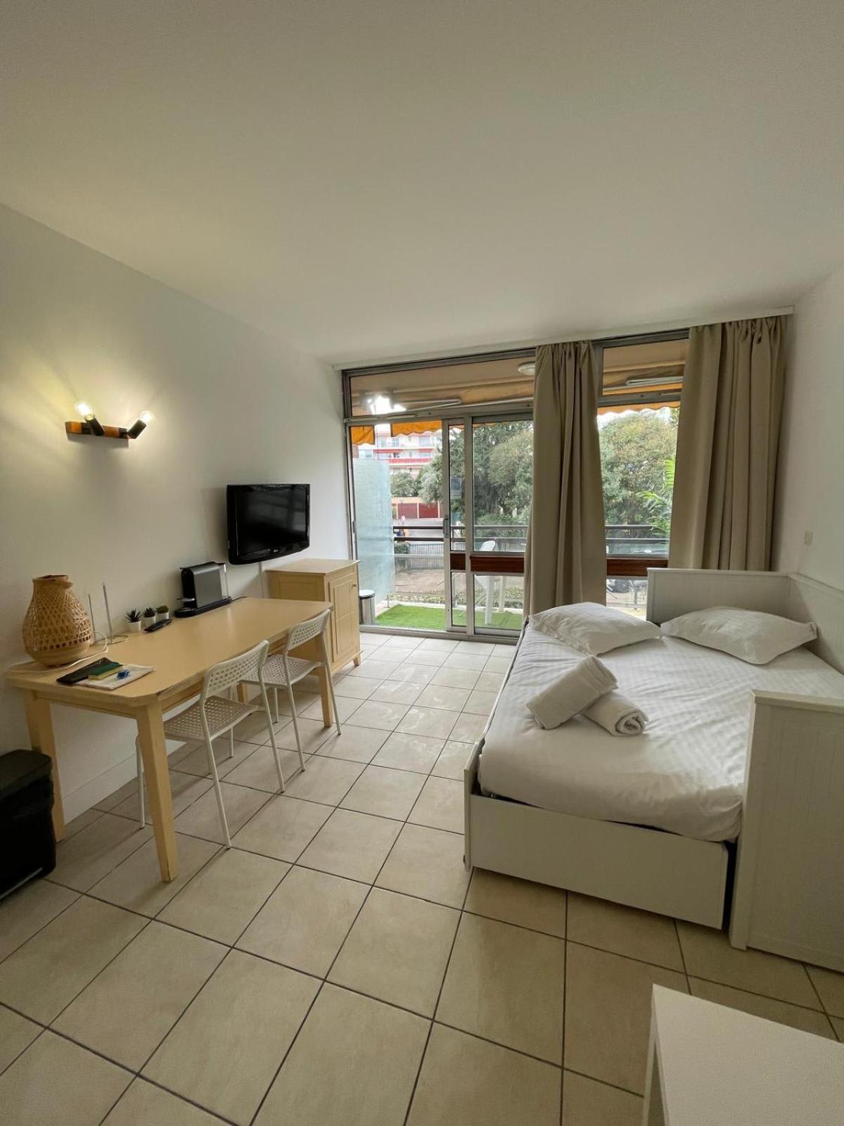 06U - Beautiful Studio In Residence - Swimming Pool And Tennis Court Сен-Лоран-дю-Вар Екстериор снимка