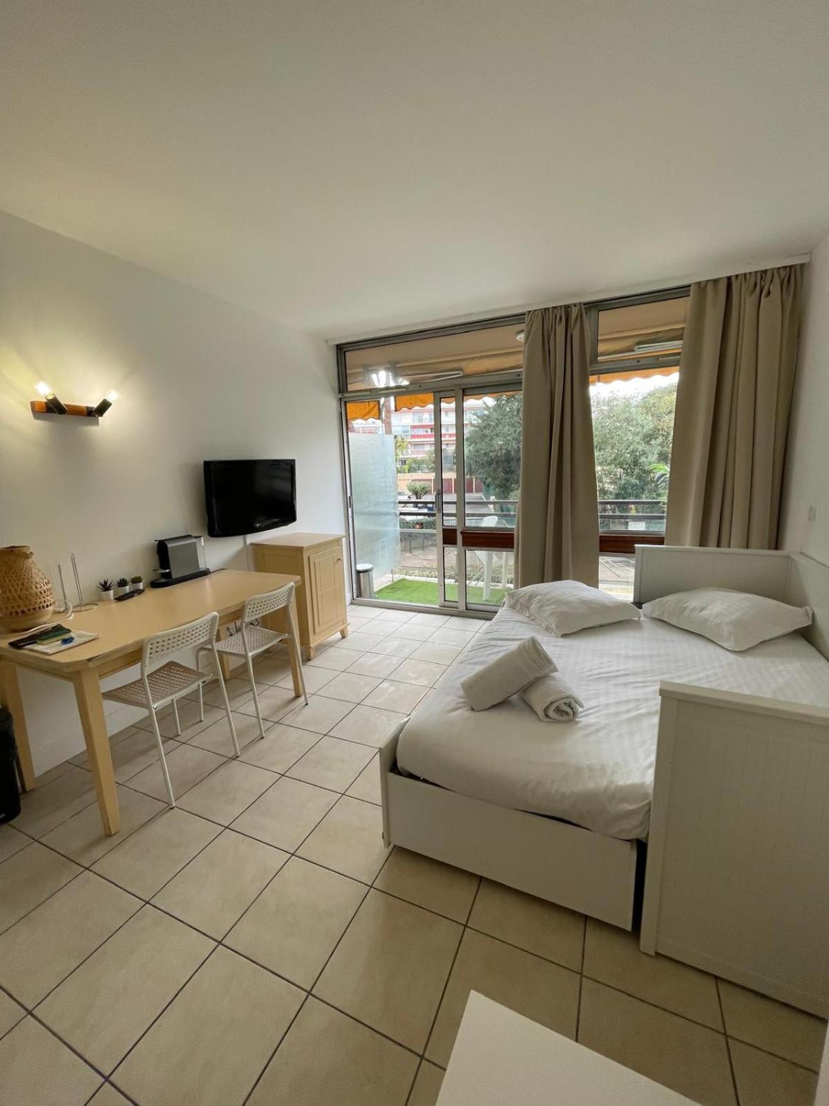 06U - Beautiful Studio In Residence - Swimming Pool And Tennis Court Сен-Лоран-дю-Вар Екстериор снимка