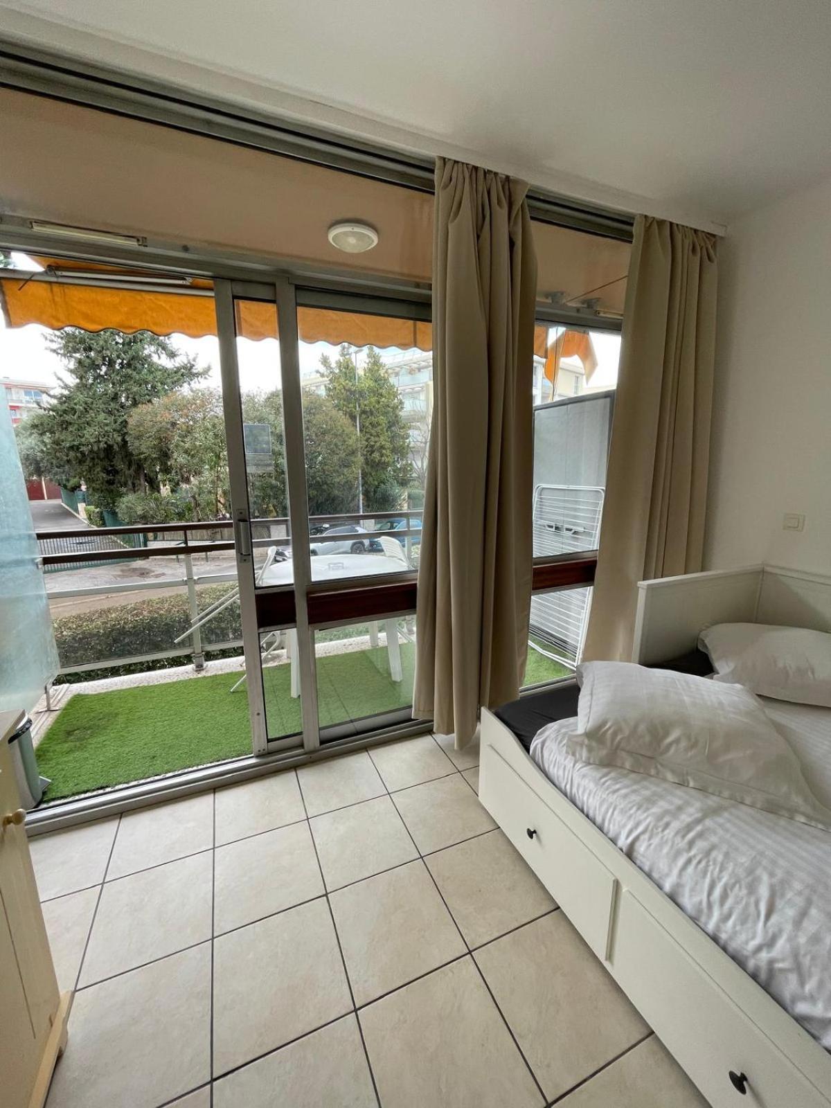 06U - Beautiful Studio In Residence - Swimming Pool And Tennis Court Сен-Лоран-дю-Вар Екстериор снимка
