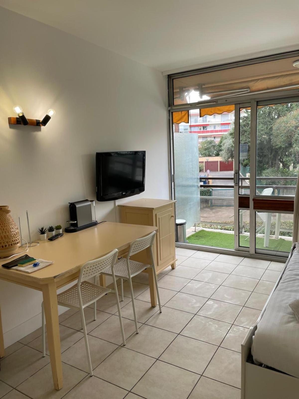 06U - Beautiful Studio In Residence - Swimming Pool And Tennis Court Сен-Лоран-дю-Вар Екстериор снимка
