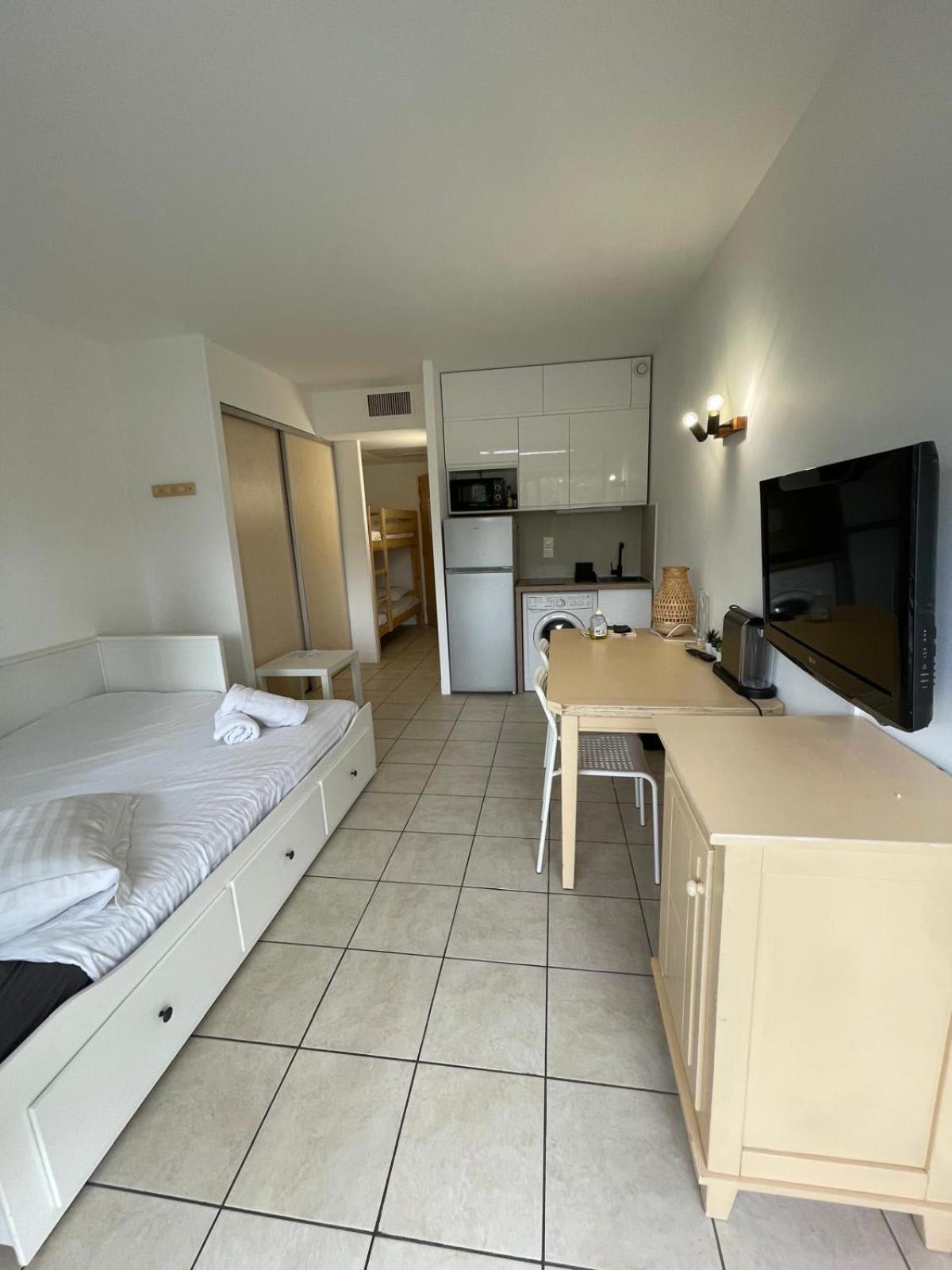 06U - Beautiful Studio In Residence - Swimming Pool And Tennis Court Сен-Лоран-дю-Вар Екстериор снимка